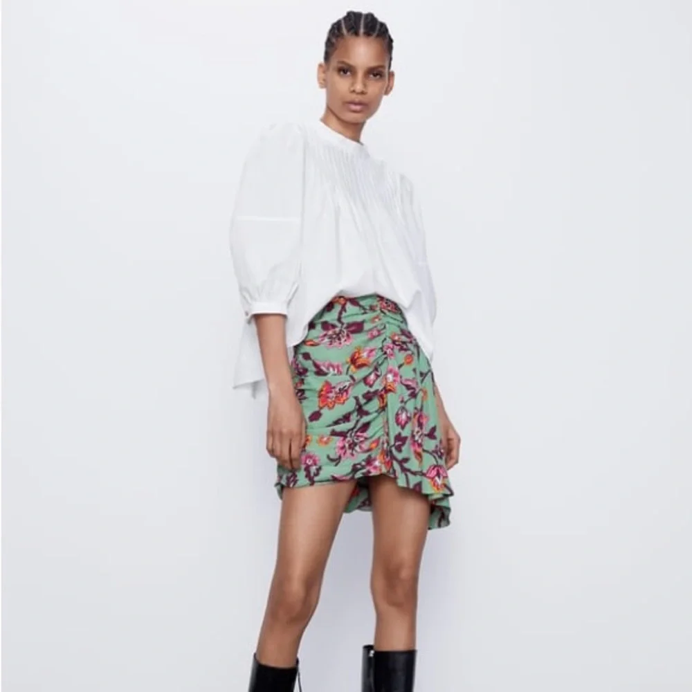 ZARA - FLORAL DRAPED MINI SKIRT - Picture 2 of 6